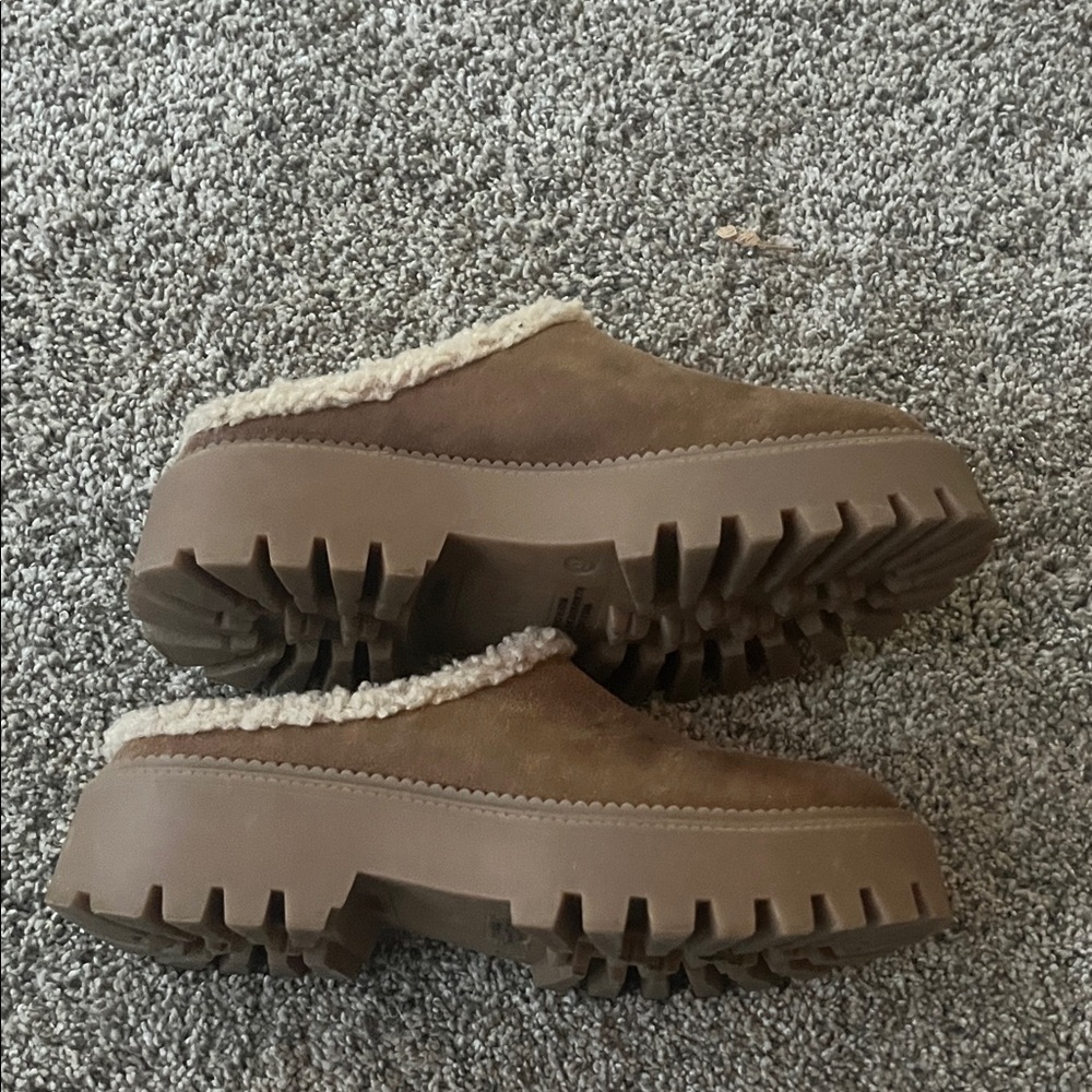 DV by Dolce Vita Women’s Tan Suede Slip-On Clogs, size 6 - Picture 4 of 5